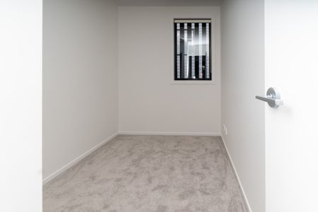 Brand spanking new upmarket three bedroomed townhouse - Photo 3