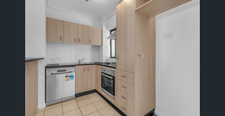 Resort Style apartment in Toowong with two entertainment areas! - Photo 3