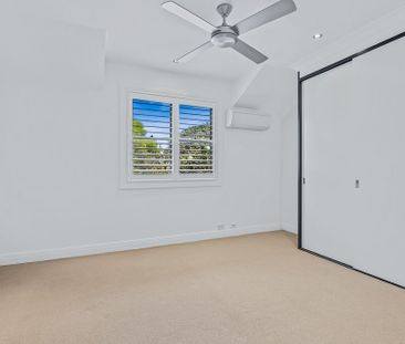 Freshly Painted Large Open Plan Two Bedroom Townhouse - Photo 4