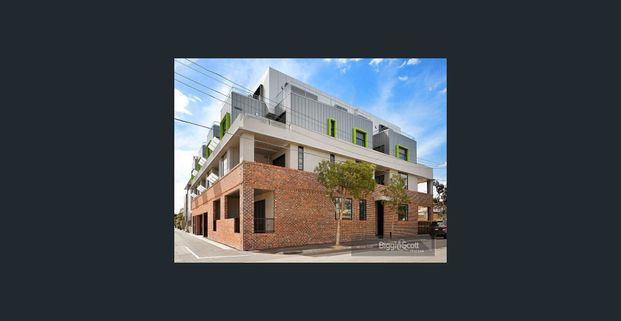 Modern Two-Bedroom Apartment Moments from Bridge Road - Photo 1