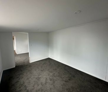 Tastefully renovated in a convenient location - Photo 3