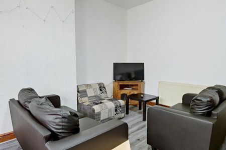 3 bedroom flat to rent - Photo 2