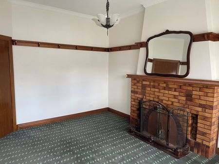 BEAUTIFUL HOME MINUTES FROM BALLARAT CBD - Photo 2