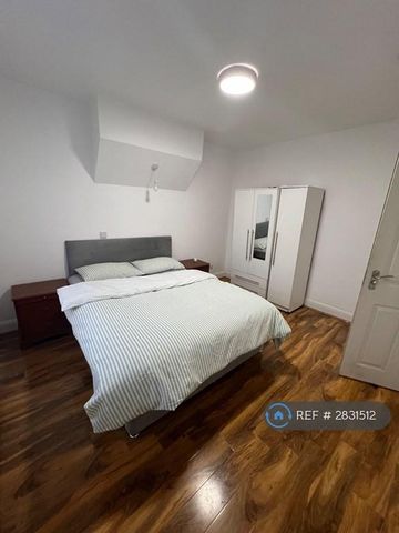 3 bedroom flat to rent - Photo 4