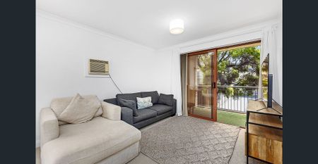 STYLISH FULLY FURNISHED APARTMENT IN A QUIET EAST PERTH CUL-DE-SAC - Photo 3