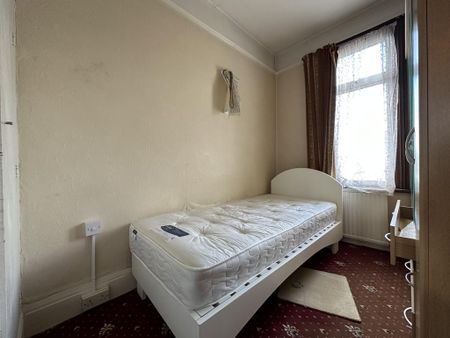 3 bedroom end of terrace house to rent - Photo 2