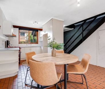 STYLISH DOUBLE STORY FULLY FURNISHED APARTMENT CLOSE TO EVERYTHING!! - Photo 6