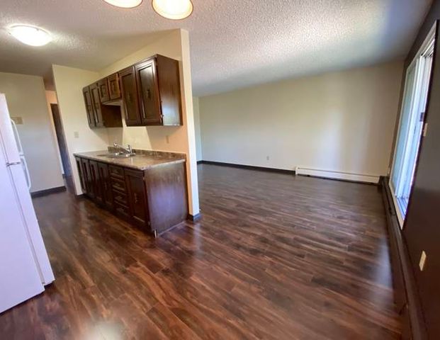 $400/mo Qualifying Incentive Avail:1 or 2 Bdrm Suites: CONDO/APT Style: Full Sized Appliances: GREAT LOCATION, Paths + | 112 Tamarack Dr., Hinton - Photo 1