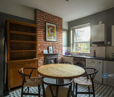 1 bedroom in a flat share to rent - Photo 4