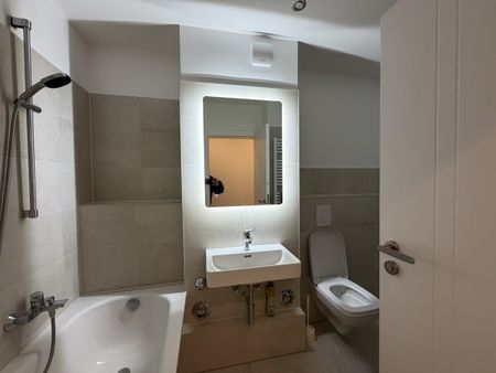 „Erstbezug nach Sanierung“ – Helle 2-Zimmer-Wohnung mit Balkon, EBK und Aufzug - Photo 3