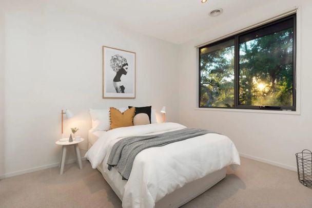 The perfect combination of luxury and lifestyle in an exclusive park-side position - 3 Bed PLUS Study! - Photo 1