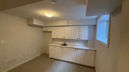For Lease - 5882 Saigon Street, Mississauga, Ontario - Photo 4
