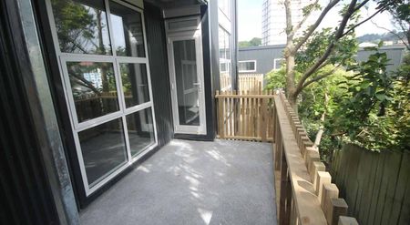 Modern 2 Bedroom tounhouse with bedroom balcony - Photo 2