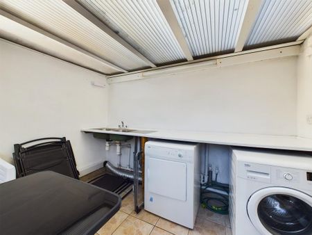 4 bedroom terraced house to rent - Photo 3