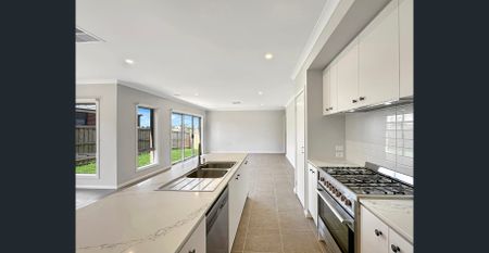 🏡 Brand New 4-Bedroom House in Brookfield - Photo 5