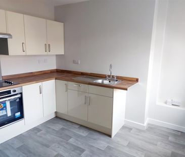 3 Bedroom House - Mid Terrace - Photo 2