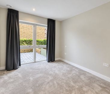 3 Bed Flat, Cairncross House, SE3 - Photo 1