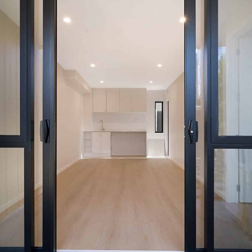 Brand-New ! Exceptional 4-Bedroom Townhouse for rent in Prestigious Takapuna - Photo 1