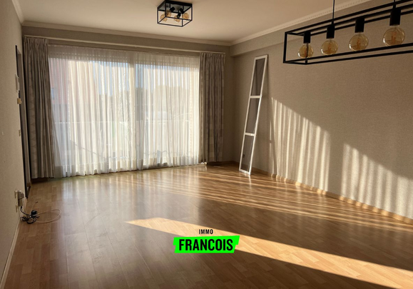 Ruim appartement met twee slaapkamers en garage in Ieper - Photo 1