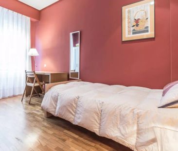 Room in a shared 6-bedroom apartment for rent in Russafa, perfect for professionals and students - Photo 5