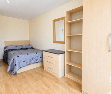 6 bedroom detached house to rent - Photo 5