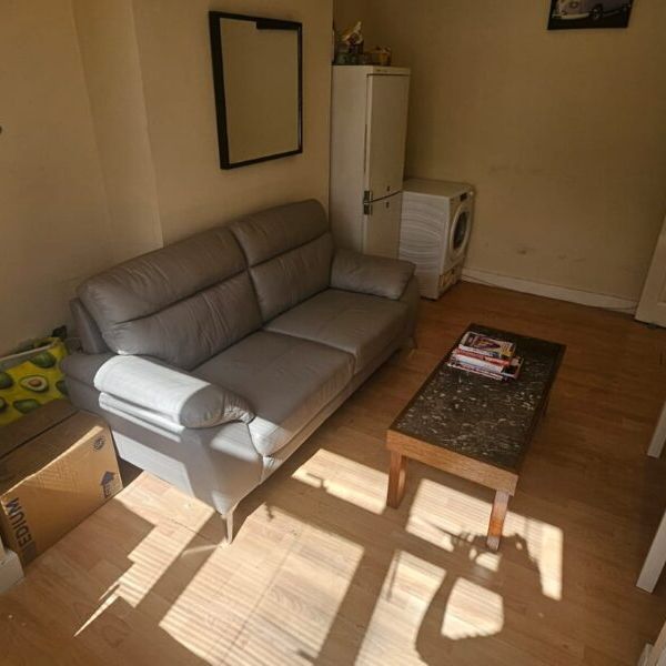 Room 6, Knowle Road, Burley, Leeds, LS4 2PJ - Photo 1