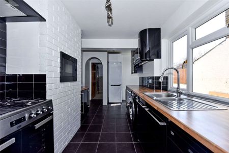 A three storey three bedroom family home located on a sought after cul-de-sac next to a family friendly park. - Photo 5