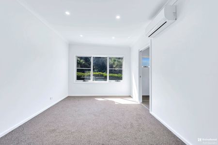 Modern three bedroom duplex with stunning water views - Photo 3