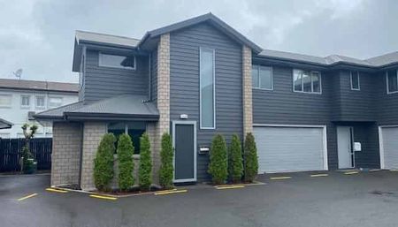 Contemporary Comfort in the Heart of Hamilton – 3 Bedrooms + Double Garage - Photo 4