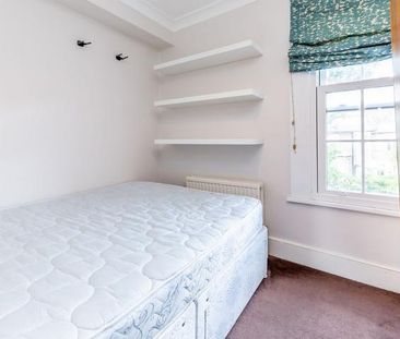 Split level 2 bed with modern kitchen mins to tube and park - Photo 3