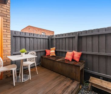 Quiet & Stylish Townhouse in the Heart of Carlton North - Photo 4