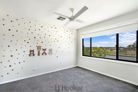 Elegant 3-Bedroom Townhouse - Designed for Effortless Living - Photo 5