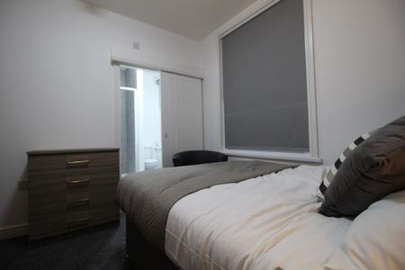 1 bedroom in a house share to rent - Photo 2