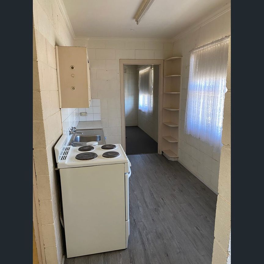 Handy Location - Photo 1