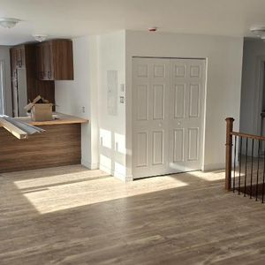 5 1/2 a louer, construction 2025, jamais habité, triplex tranquille proche du centre ville. - Photo 2