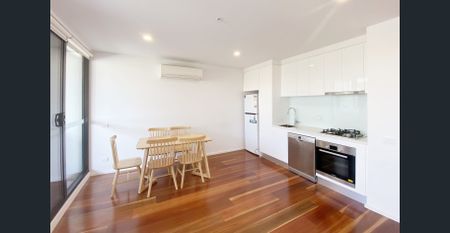 Furnished 2 Bed Apt + Parking in Prime Location - Photo 4