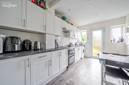 4 bedroom terraced house to rent - Photo 2