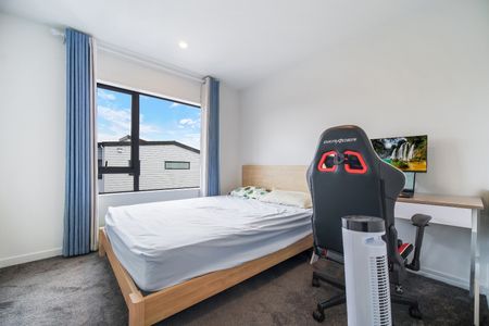 Modern, Low-Maintenance Living in Sought-After Te Atatū Peninsula - Photo 2