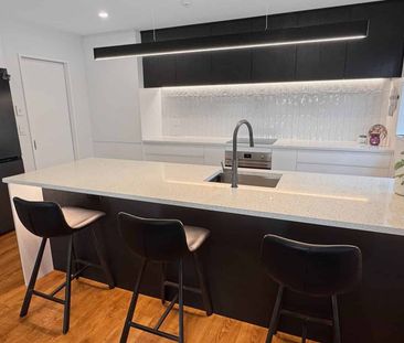 ST ALBANS - EXECUTIVE TOWNHOUSE, THREE BEDROOMS, DOUBLE GARAGE - Photo 2