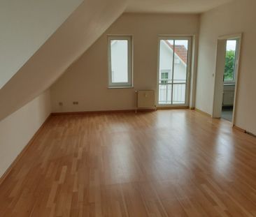 Gemütliche 2-Zi-Dachgeschosswohnung mit Balkon in ruhiger Stadtrand... - Photo 1