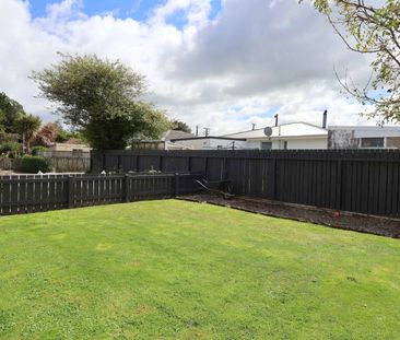 Charming 3 bedroom home with Garden Oasis! - Photo 2