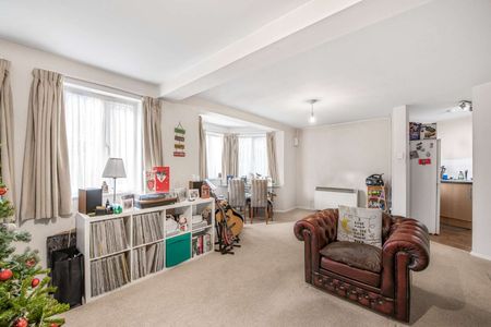 Bright one bedroom ground floor flat with off-street parking in Kew - Photo 2