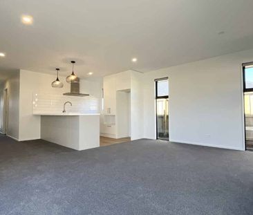 Brand new 4 bedroom in Lincoln - Photo 5