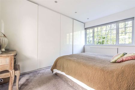 A modern family home ideally located for the amenities of town and station - Photo 3