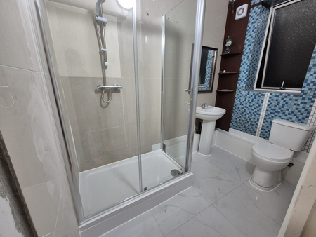 1 bedroom in a flat share to rent - Photo 2