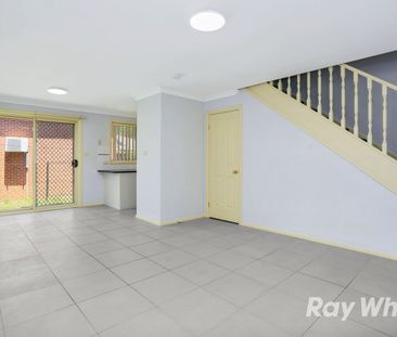 Neat 3 Bedroom Townhouse! - Photo 4