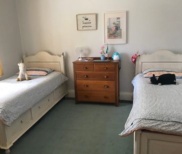 Charming Victorian, fully furnished home - in Prime Schools Precinct! - Photo 3