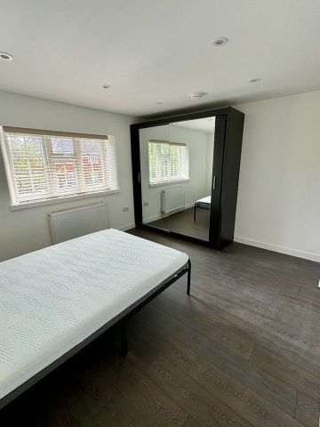 Room in a Shared Flat, Daffodil Street, W12 - Photo 2