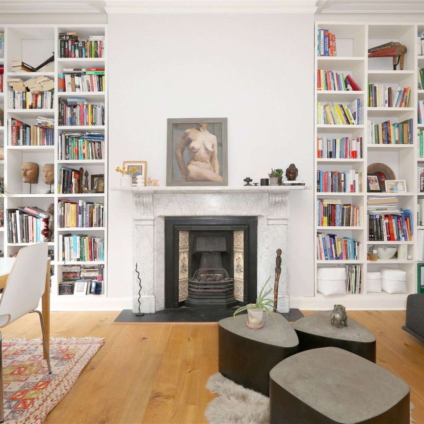 A well presented two bed apartment in the heart of Canonbury one of Islington's most beautiful conservation areas. - Photo 1