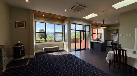 5 Bedroom Home with Sweeping Harbour Views - Photo 4